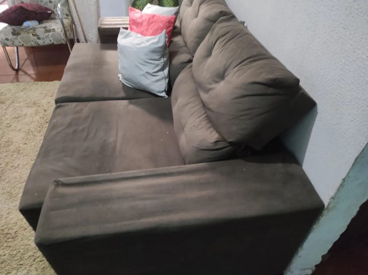Sofá de canto espaçoso e confortável