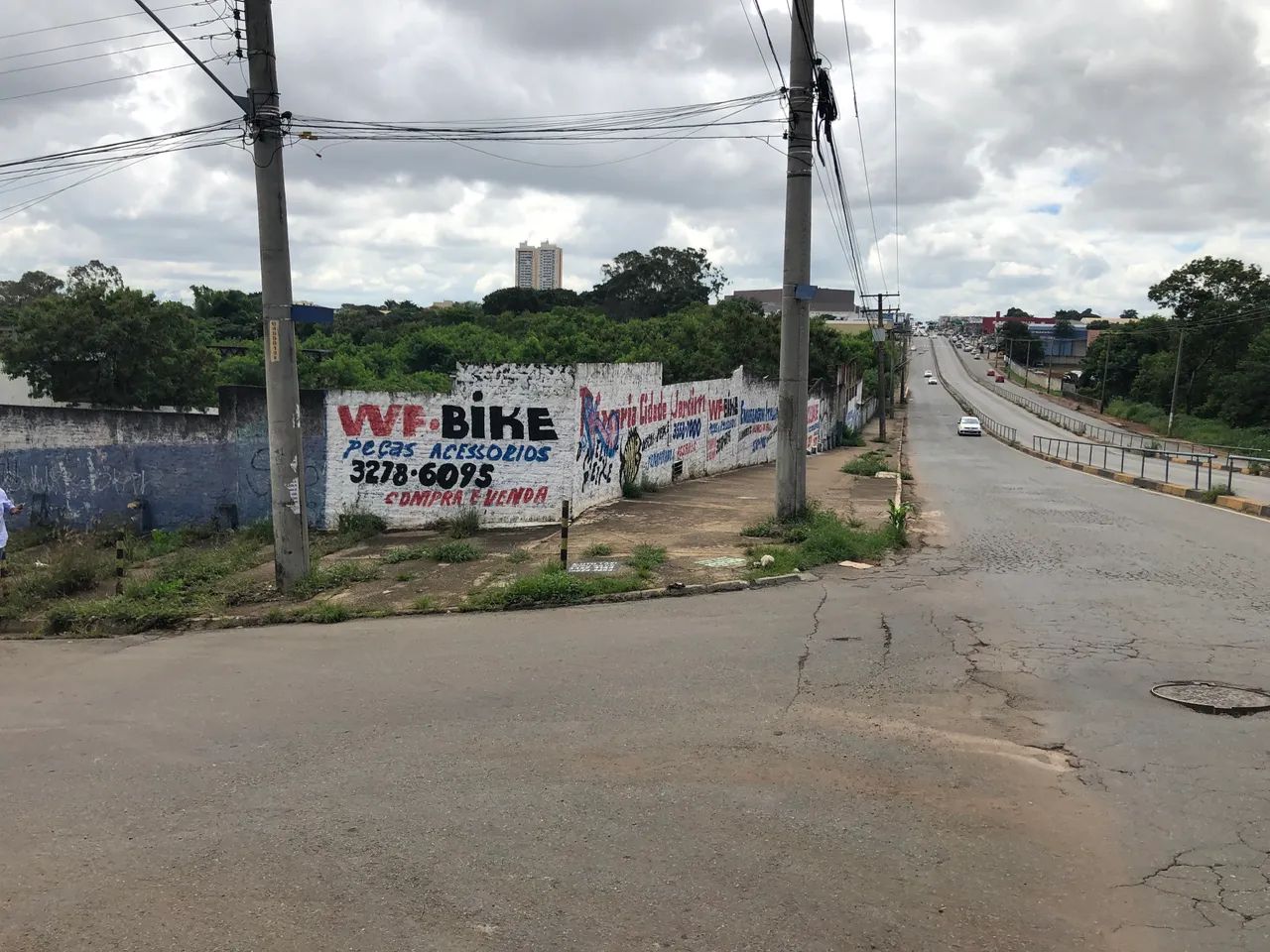 ÁREA NA AVENIDA ANHANGUERA DE ESQUINA E COM 3 FRENTES - Foto 2