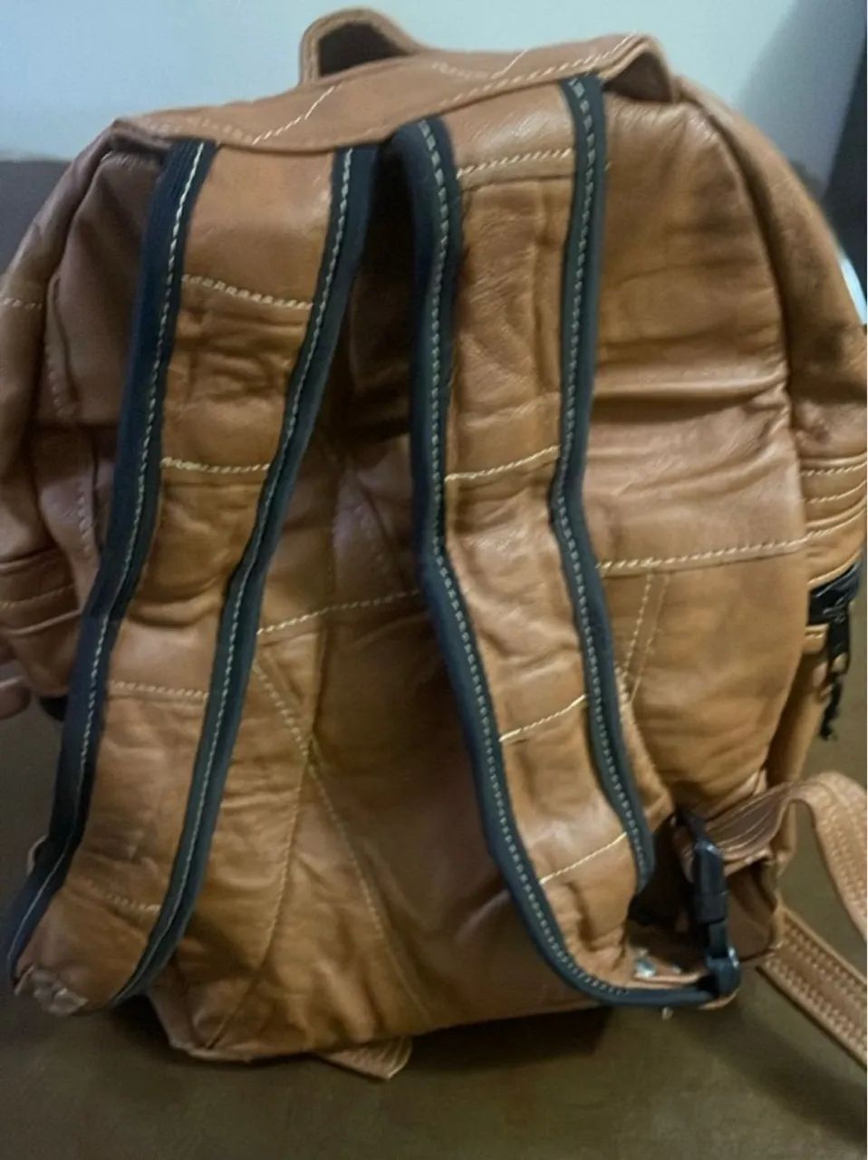 Mochila de Couro Marrom com Detalhes em Zíper - Foto 4