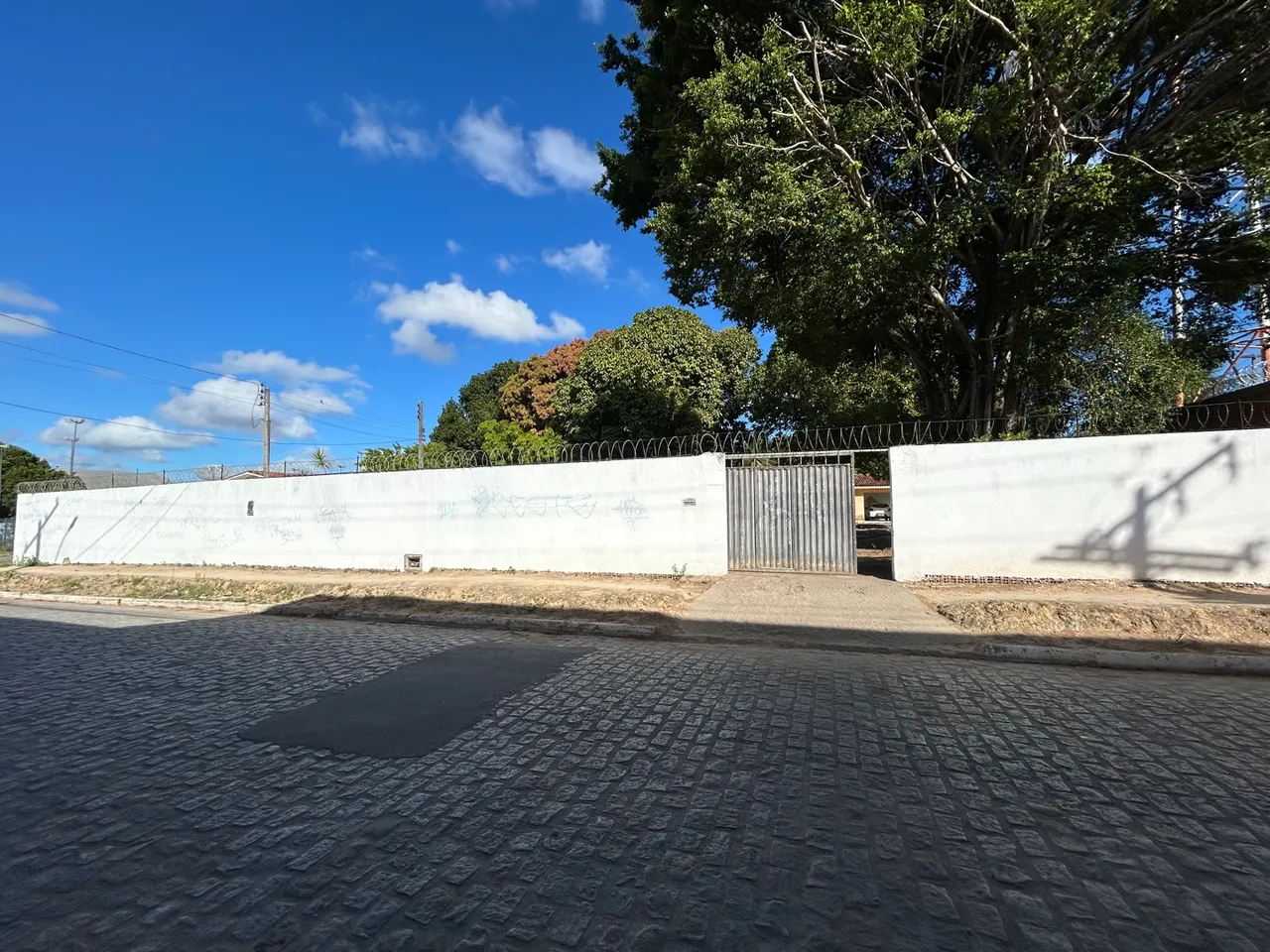 Alugo chácara ao lado do Eustáquio Gomes no Inocoop ,com casa