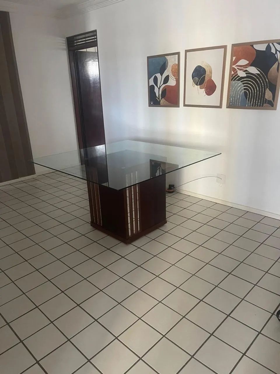 Mesa de Jantar de Vidro com Base de Madeira ! Vendo ou troco por mesa de 4 lugares  - Foto 3