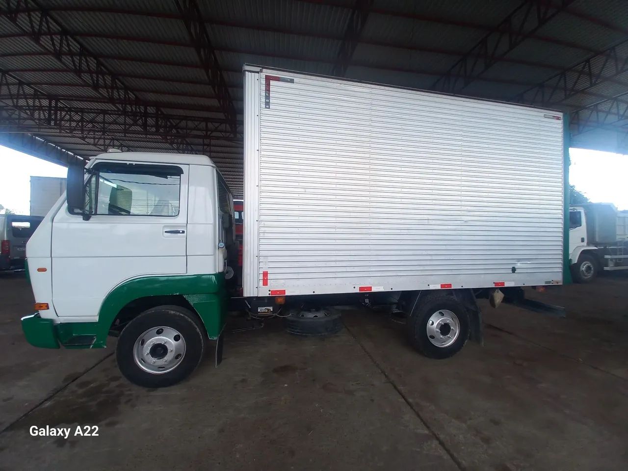 Caminhão VW 5.140 Delivery Baú em ótimo estado - Foto 8