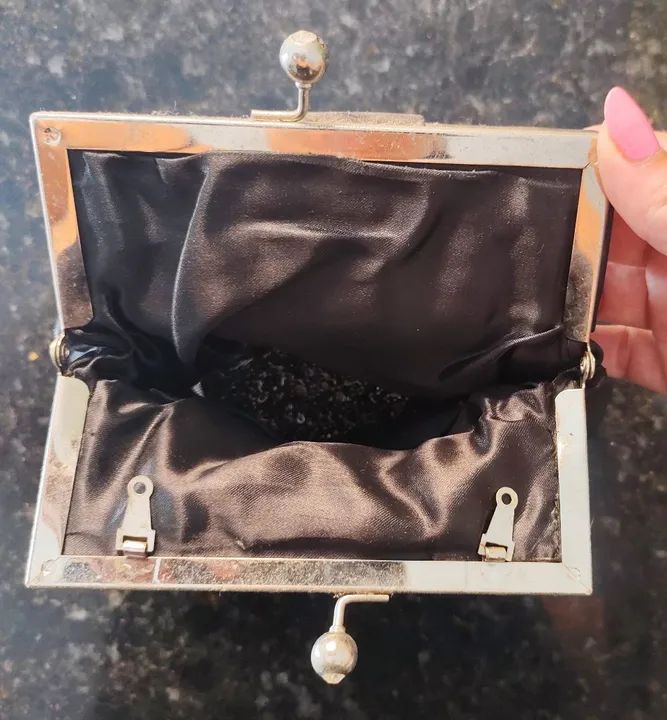Bolsa de mão preta cetim com detalhes em strass - Foto 3