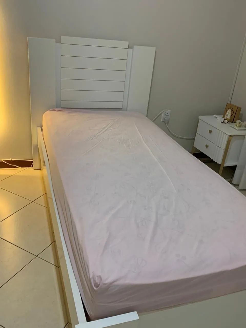 Cama solteiro com cama auxiliar acompanha colchão de baixo