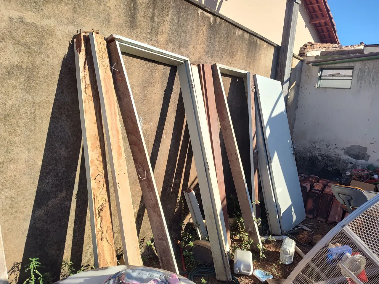 Caibros de Madeira para Construção e portas