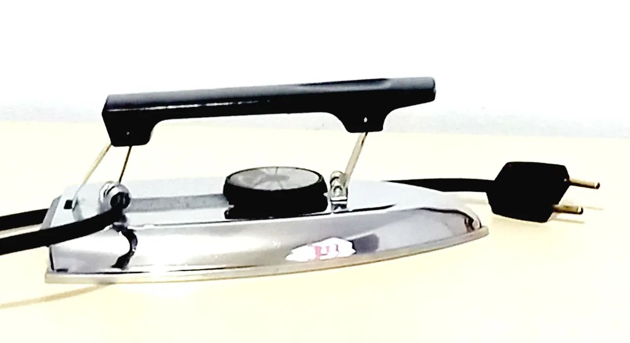 Mini Ferro de Viagem ECO Bivolt - Funcionando, com Capa Original<br> - Foto 3