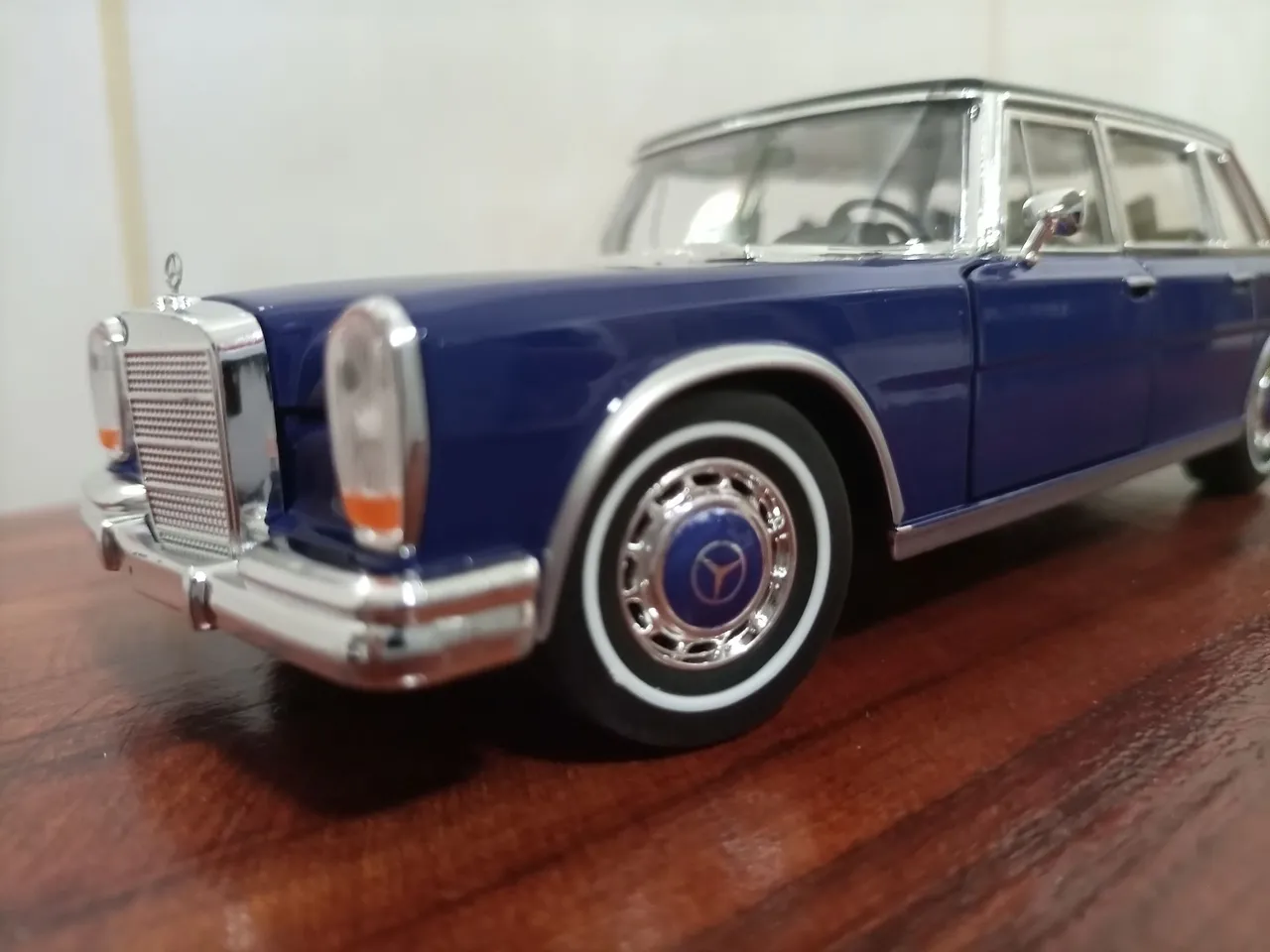 Miniatura Mercedes-Benz 600 Pullman toda em metal ,(1:/24