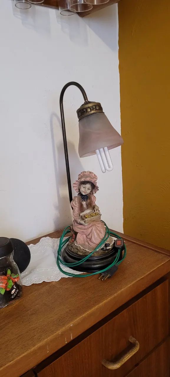 Abajour antigo com estatueta de resina
