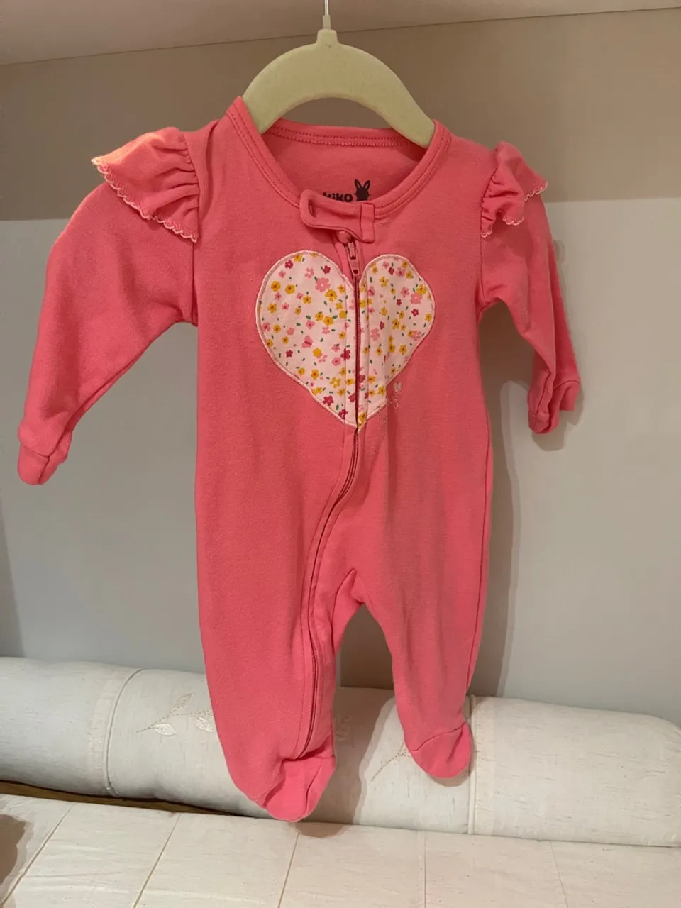 Macacão Rosa Bebê com Detalhe de Coração