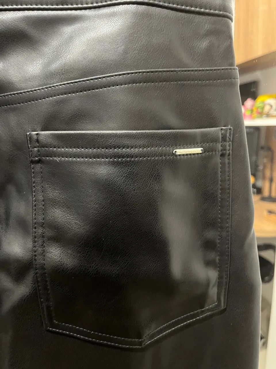 Calça MYFT couro sintético preta TAM M - Foto 4