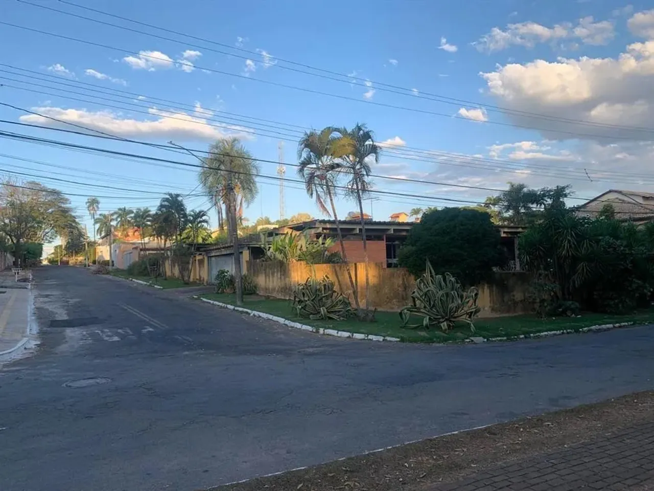 Casa de Rua - Casa 7 quartos, sendo 3 suítes