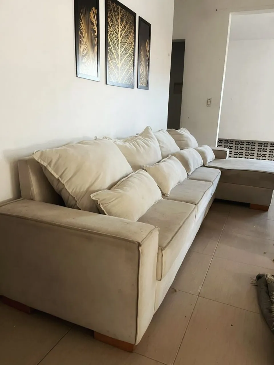 Sofá de canto grande com almofadas