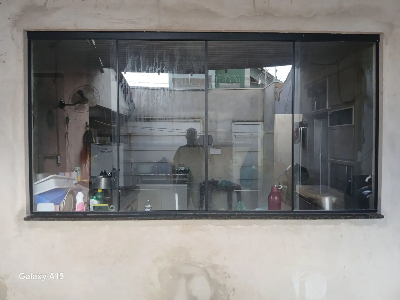 Janela de Vidro Temperado com Estrutura em Alumínio