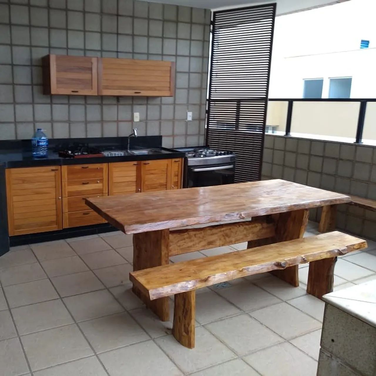 Mesa rústica até 2metros, c/dois bancos, só $1.399 - Foto 3