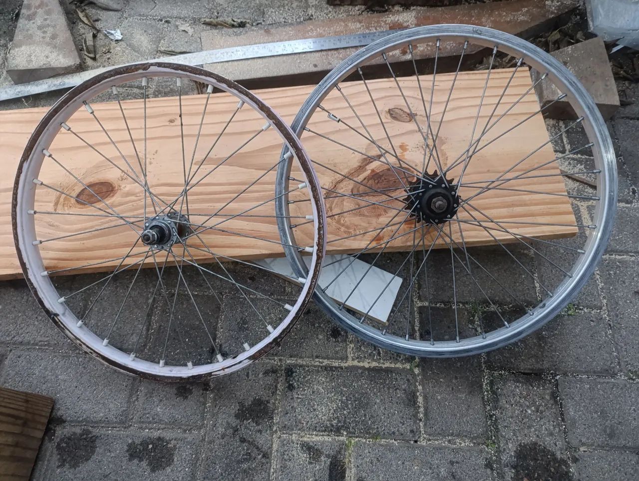 Aros 20 roda dianteira e traseira vai com pneus.