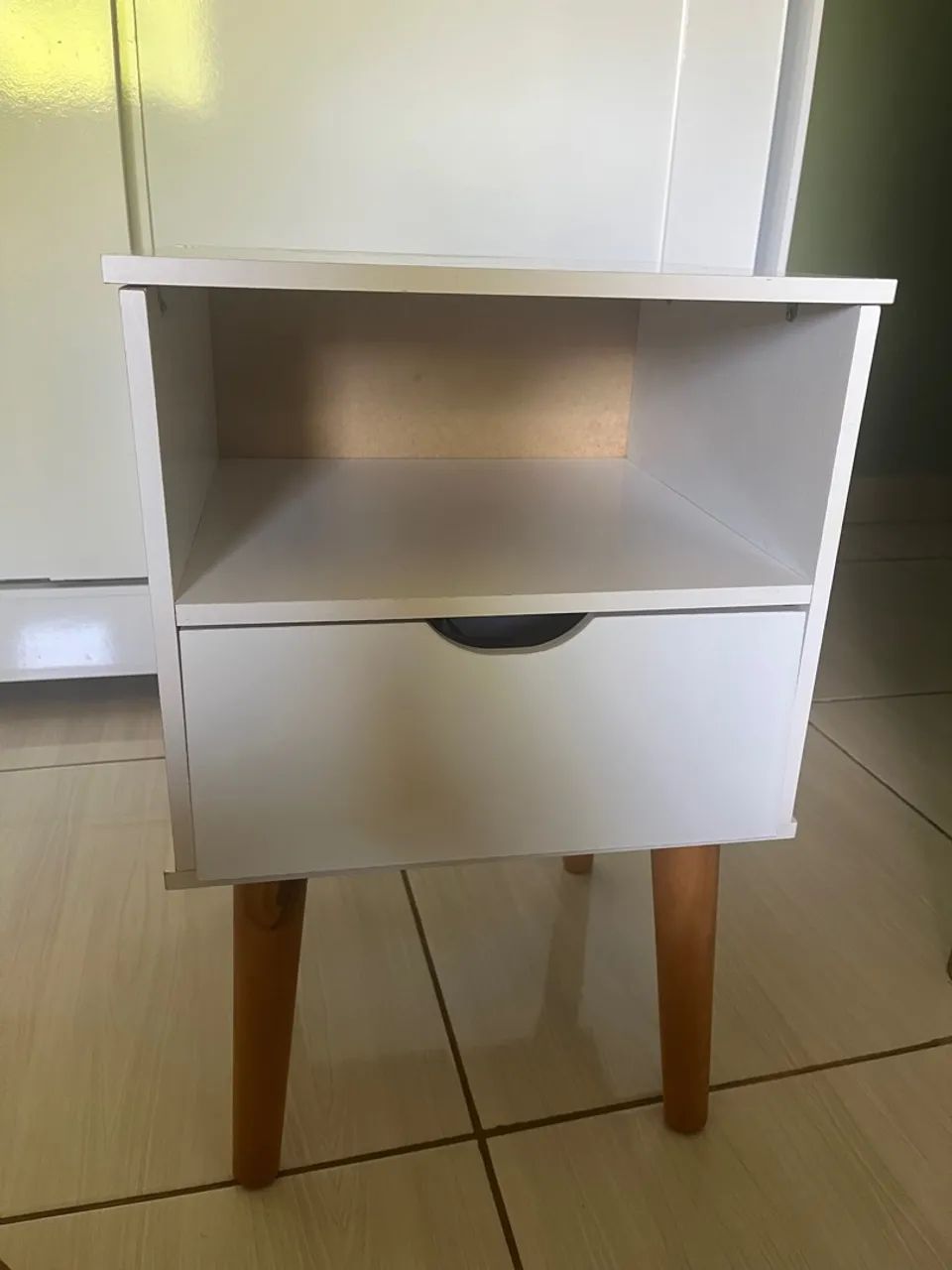 Mesa de Cabeceira Branca com Pés de Madeira