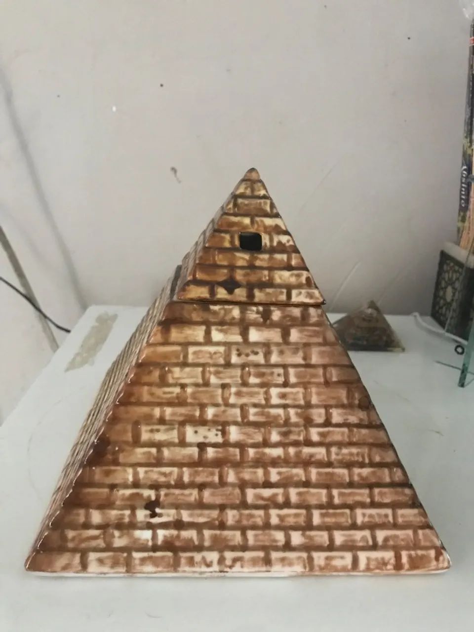Linda pirâmide egípcia de porcelana.