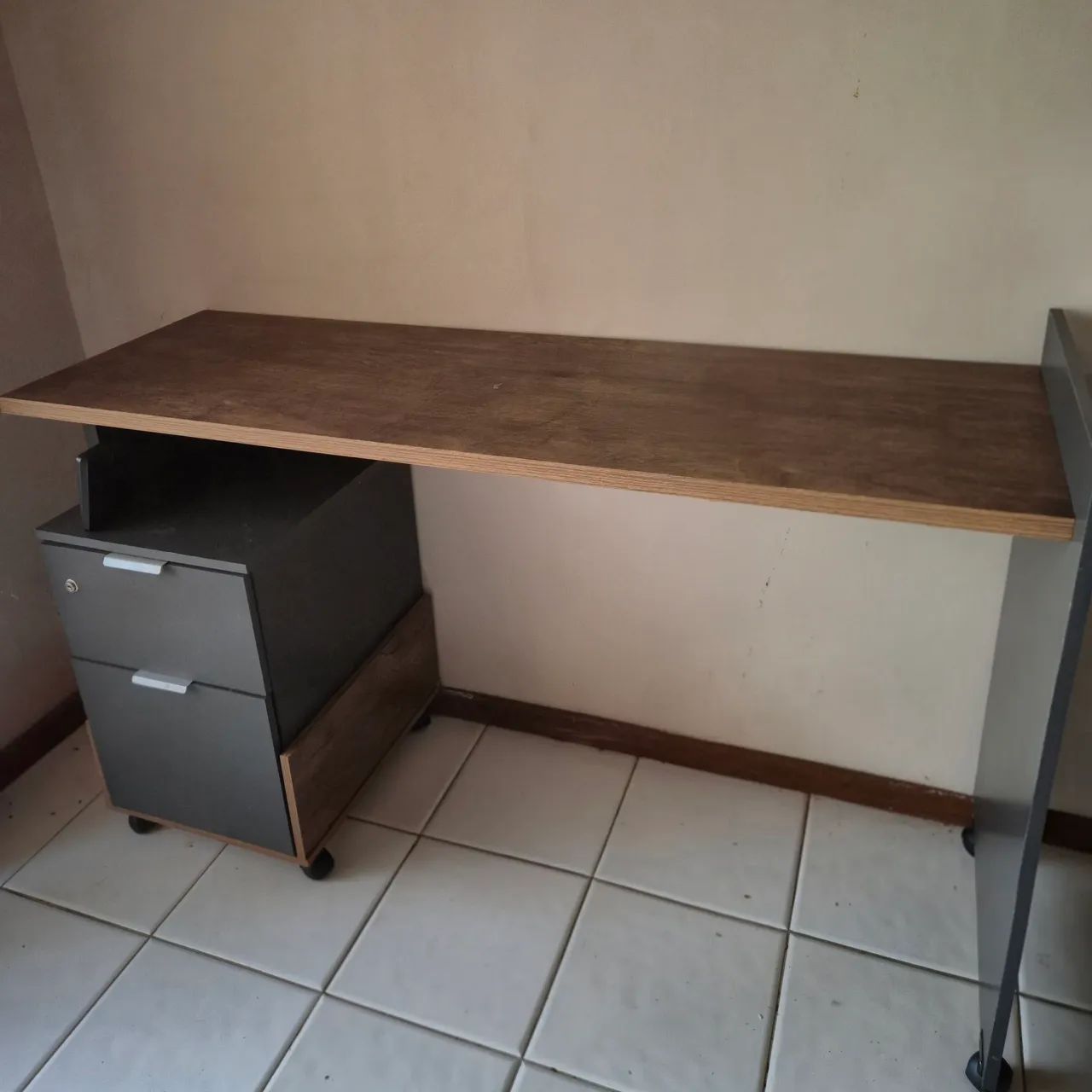 Mesa de Escritório com Gaveteiro