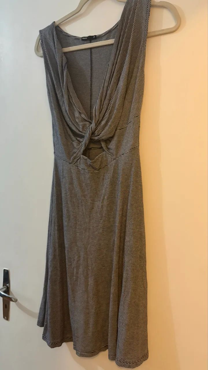 Vestido tamanho P, veste M.