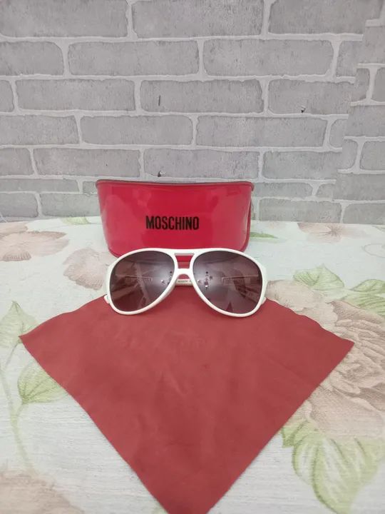 Óculos de sol Moschino branco - Foto 4