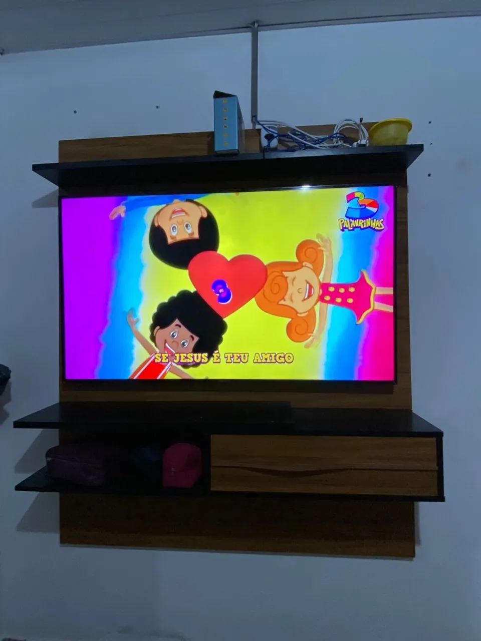 TV na estante com design moderno