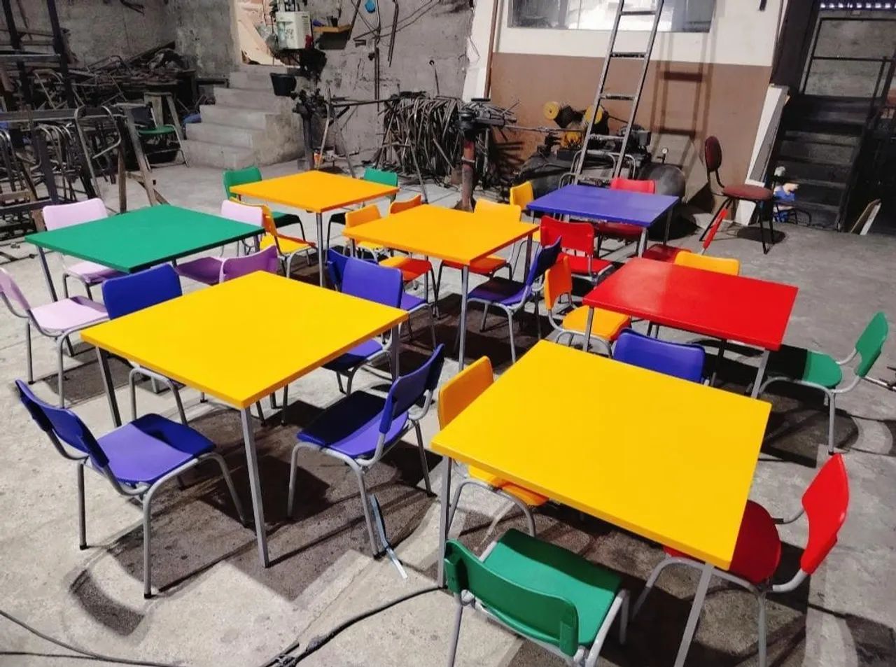 Conjunto de Cadeiras e Mesas Coloridas