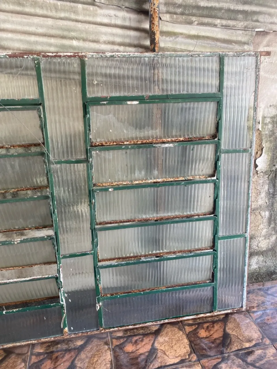 Janela de Vidro com Estrutura Metálica