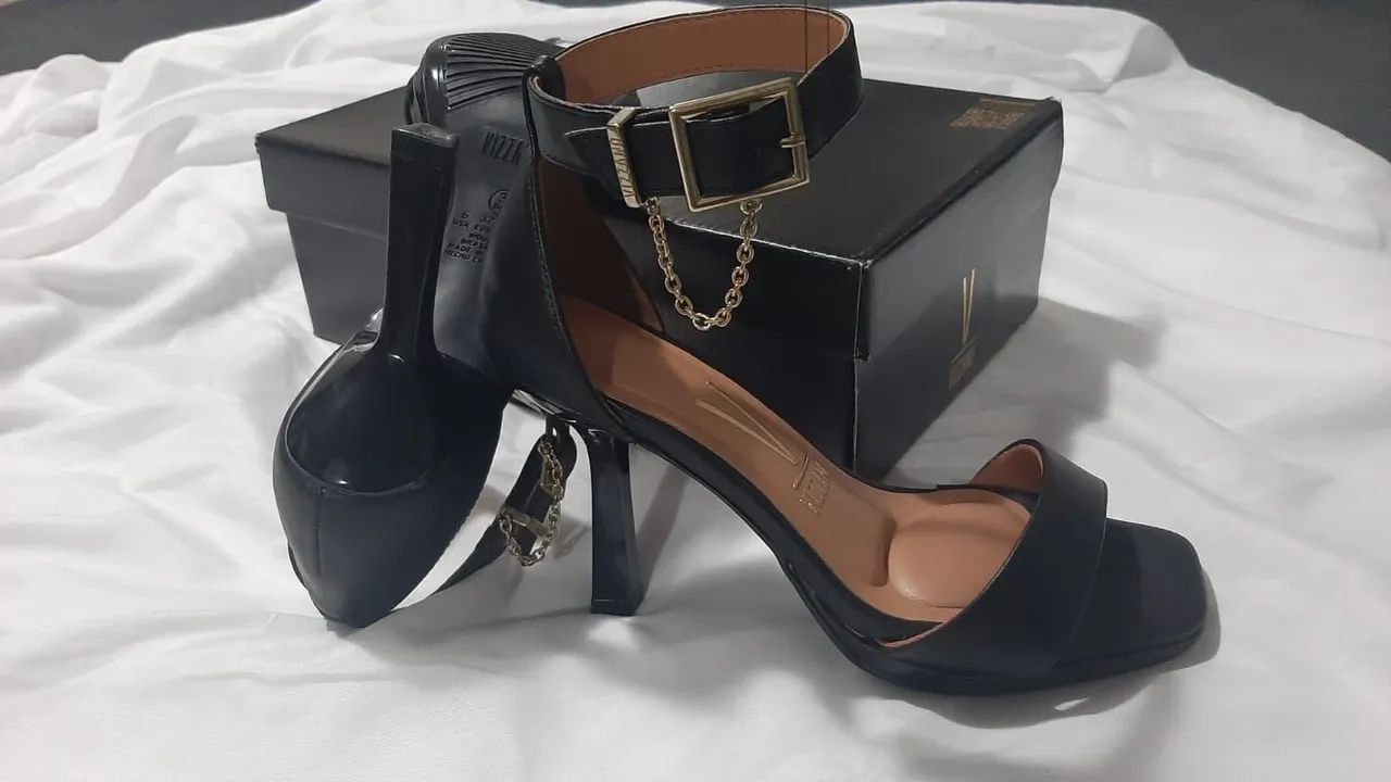 Sandália Salto Alto Preta com Detalhes em Corrente - Foto 3