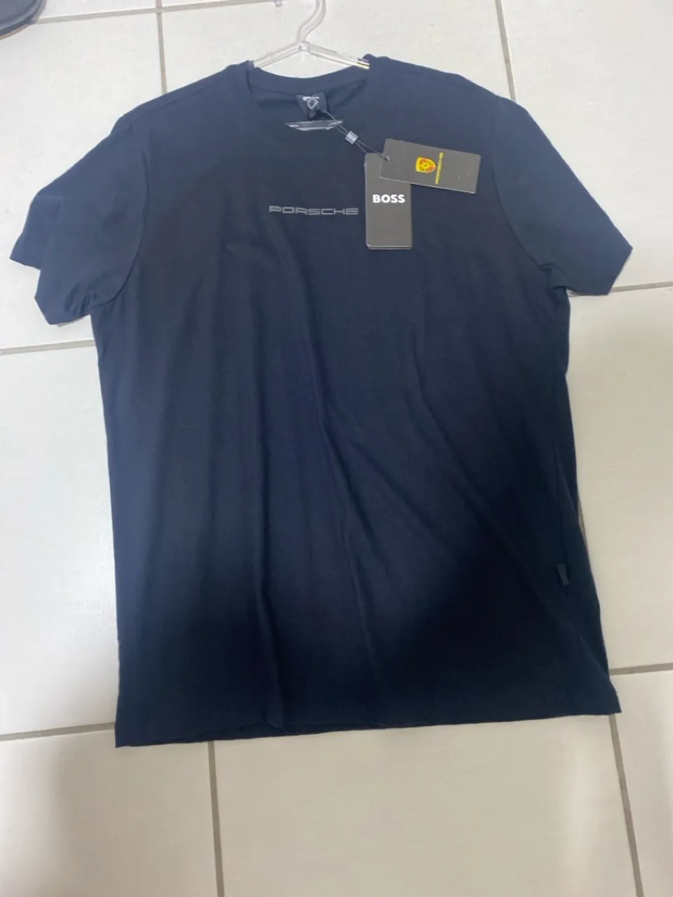 Camiseta Boss x Porsche na etiqueta