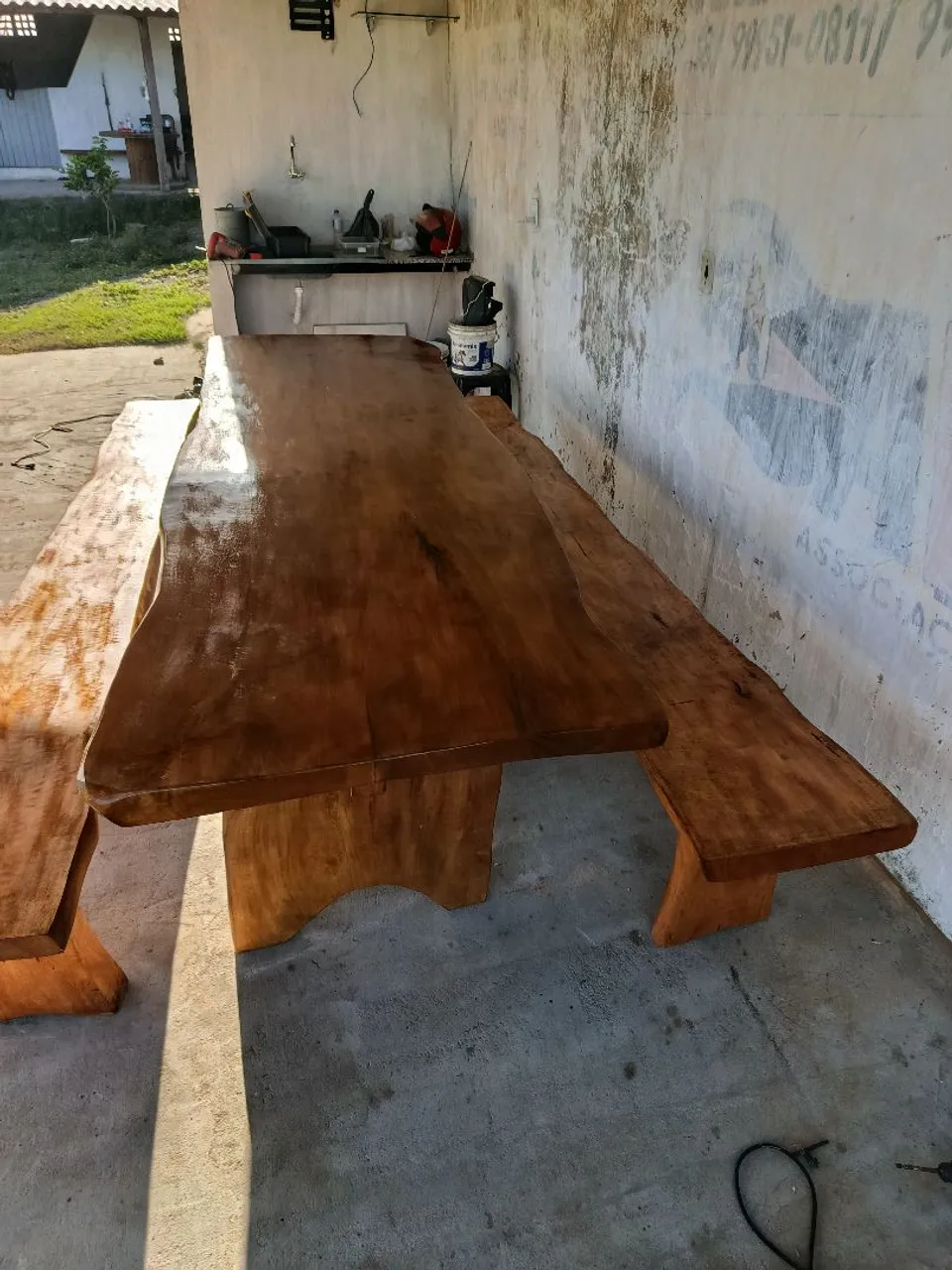 Conjunto de mesa e bancos de madeira rústica