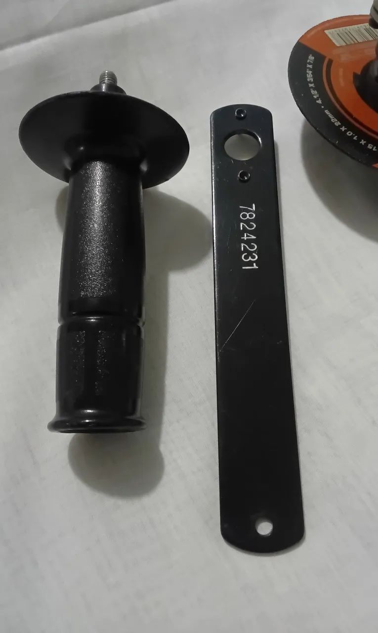 BAIXEI Esmerilhadeira Makita Angular 4.1/2" 840W -DEFEITO- p/ conserto retirada de peças - Foto 2