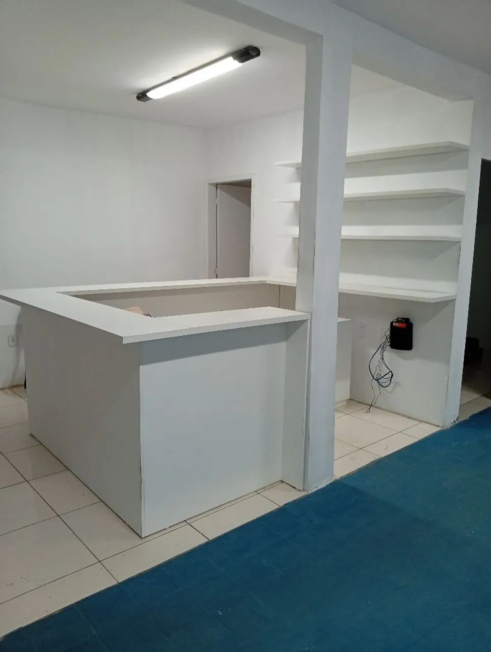 Balcão recepção, com gaveteiro e pratileiras - Foto 5