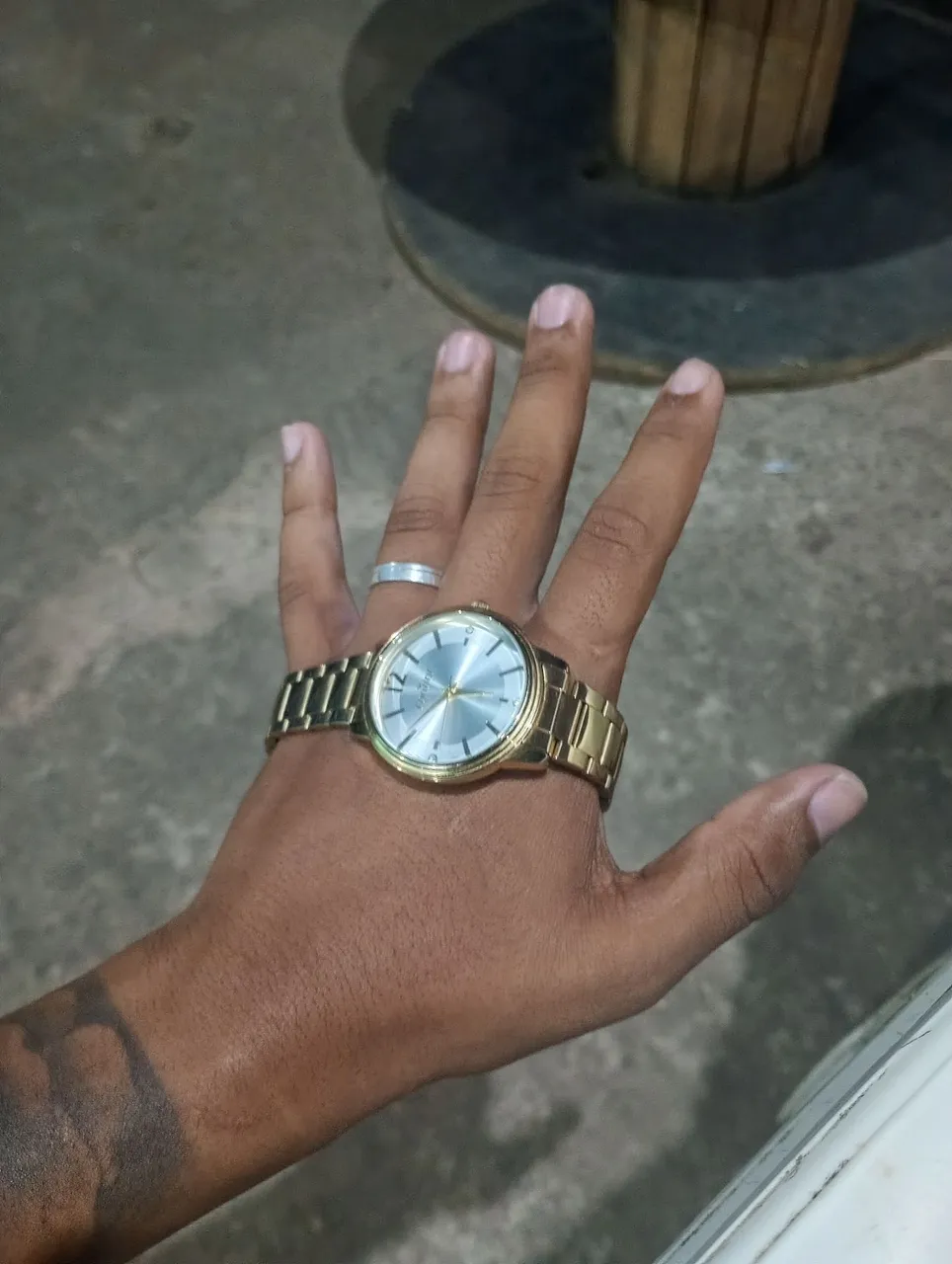 Relógio Dourado Elegante