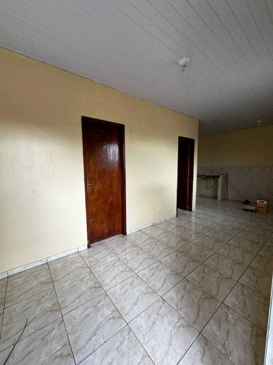 ALUGO APTO COM 2 QUARTOS, SALA E COZINHA E KITINETE COM DOIS COMPARTIMENTOS.