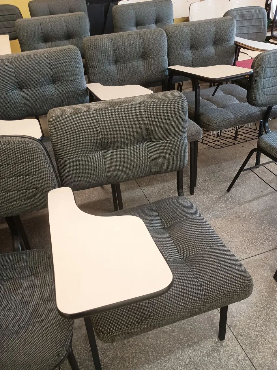 Cadeiras Universitárias com Prancheta - Foto 5