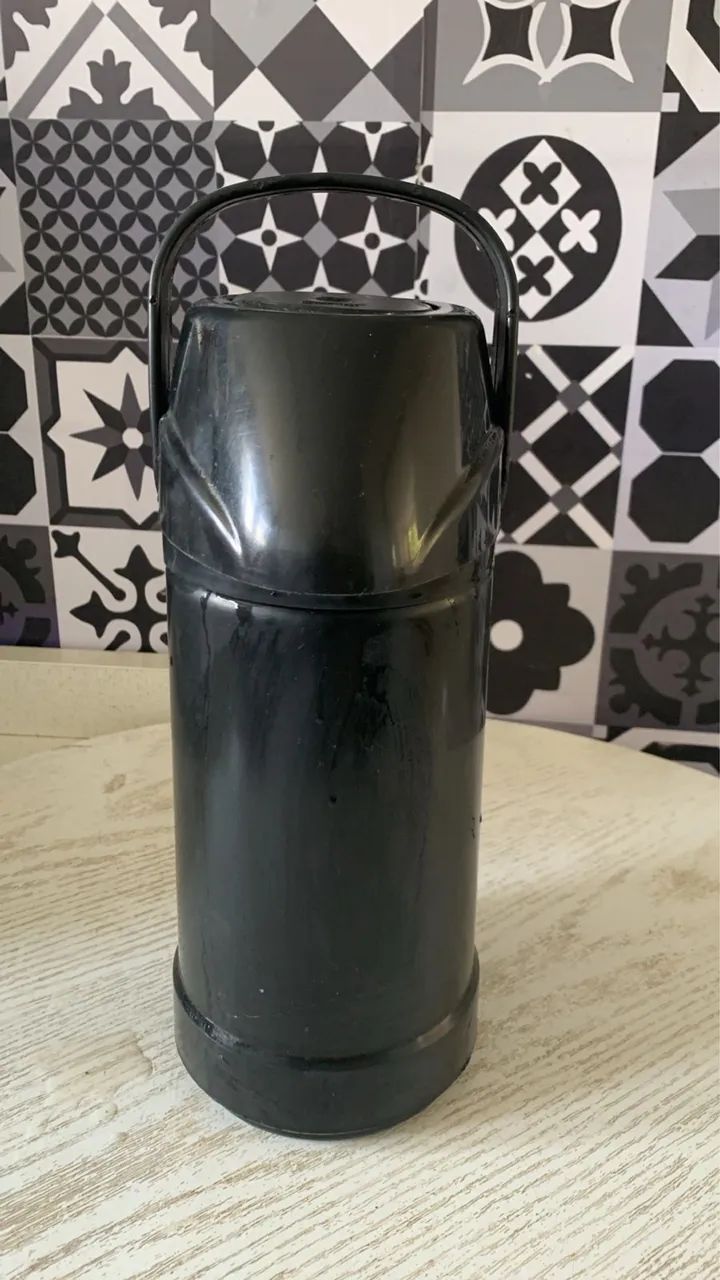 Garrafa térmica preta - conserva quente e frio