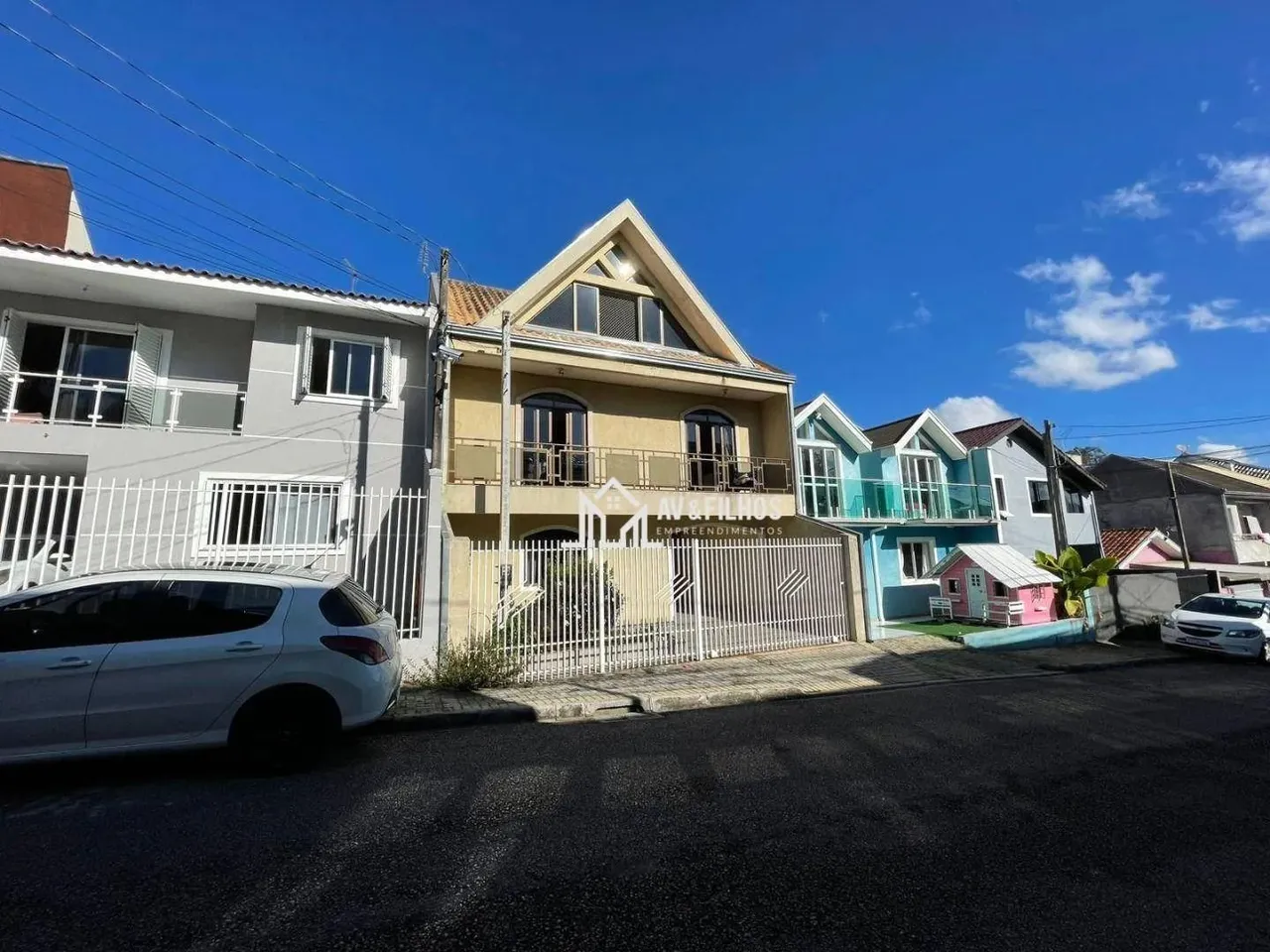 TRIPLEX 235M2 (4 QUARTOS + ATICO) EM CONDOMINIO FECHADO NO XAXIM: