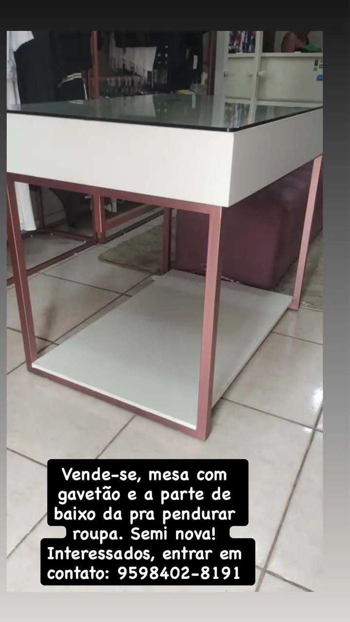 Mesa e espelho 64385927838465123