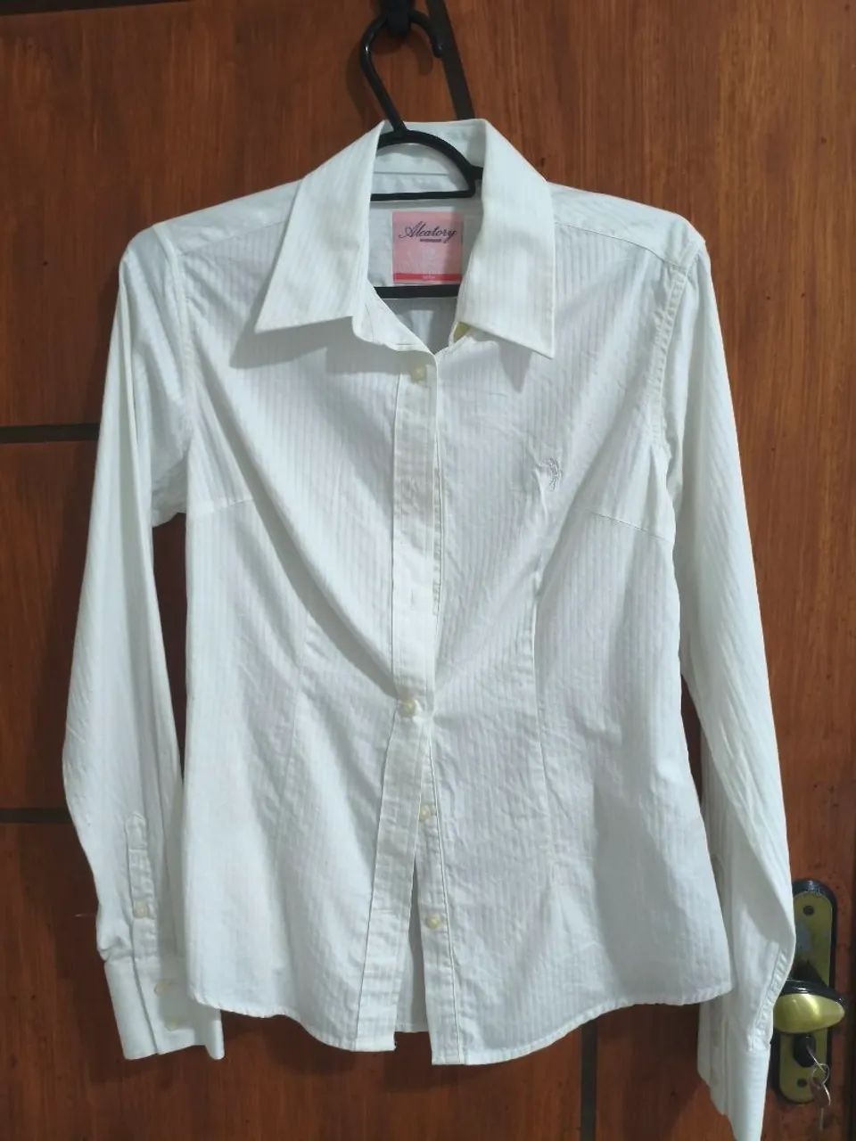 03 Camisas femininas da marca Aleatory em perfeito estado  - Foto 2