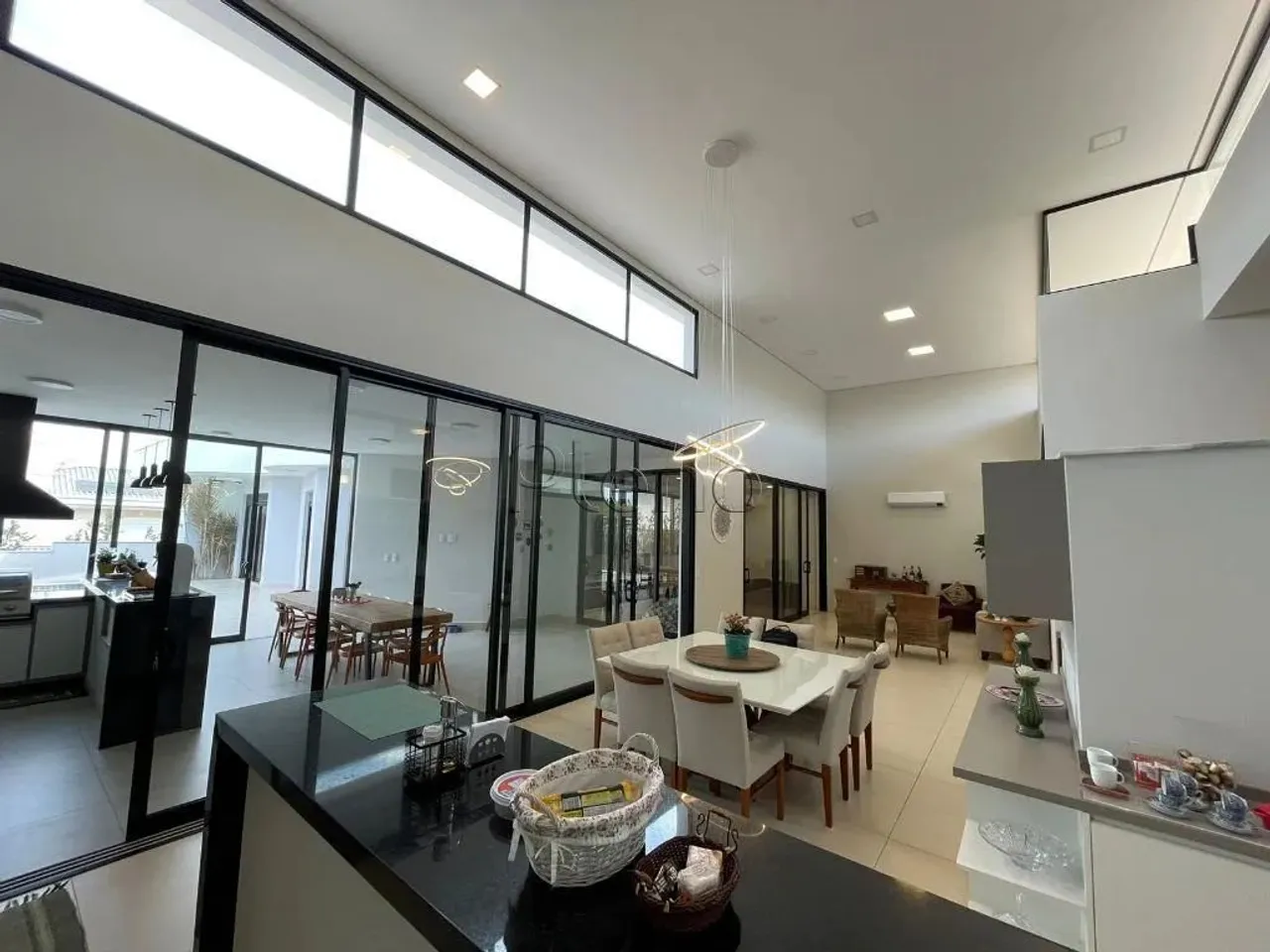 Casa à venda com 3 suítes no Chácaras Silvania, Valinhos.