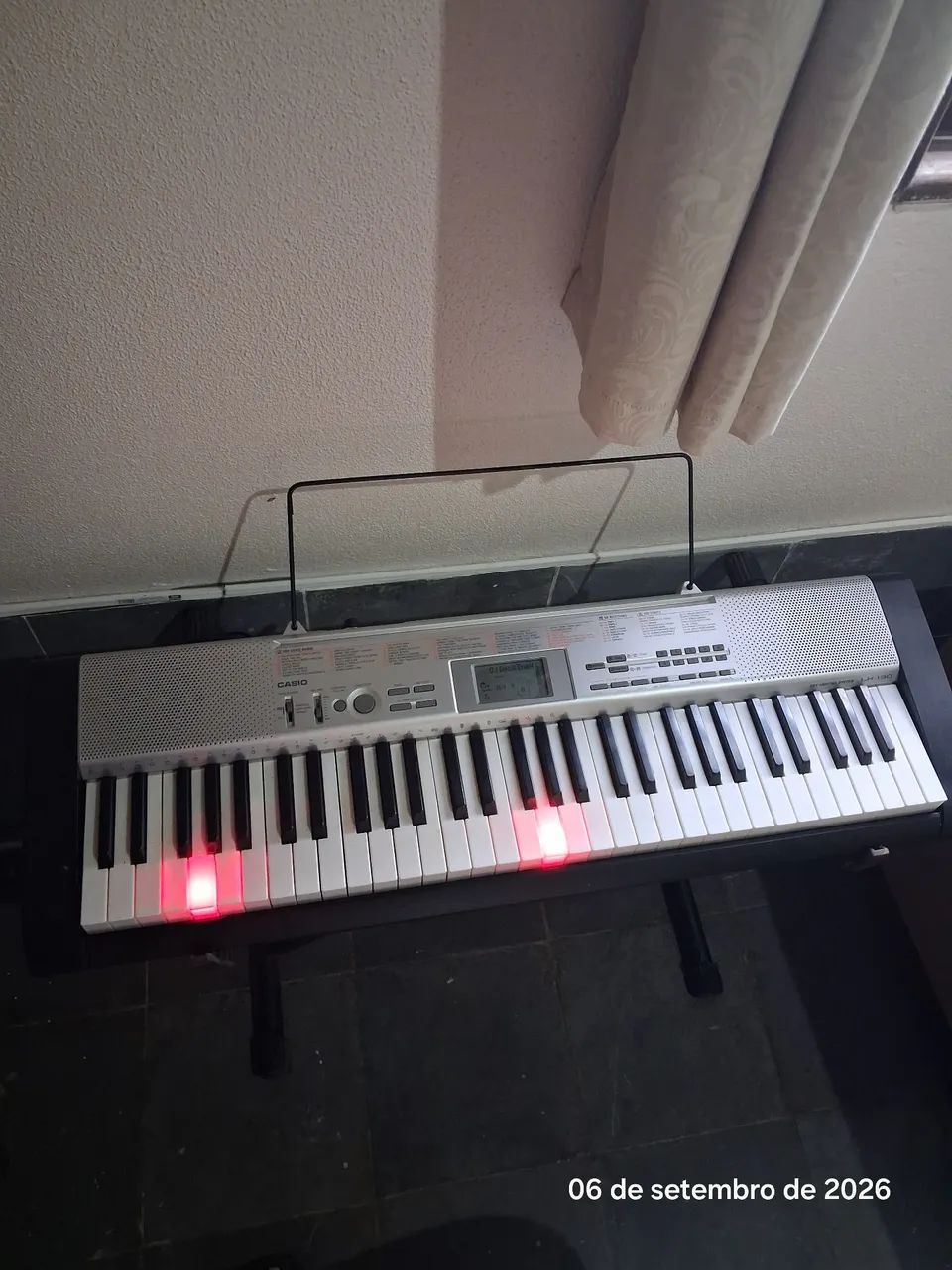 TECLADO CASIO LK130 COM SUPORTE