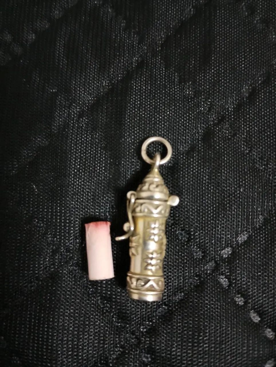 Pingente Perfumeiro com pergaminho 