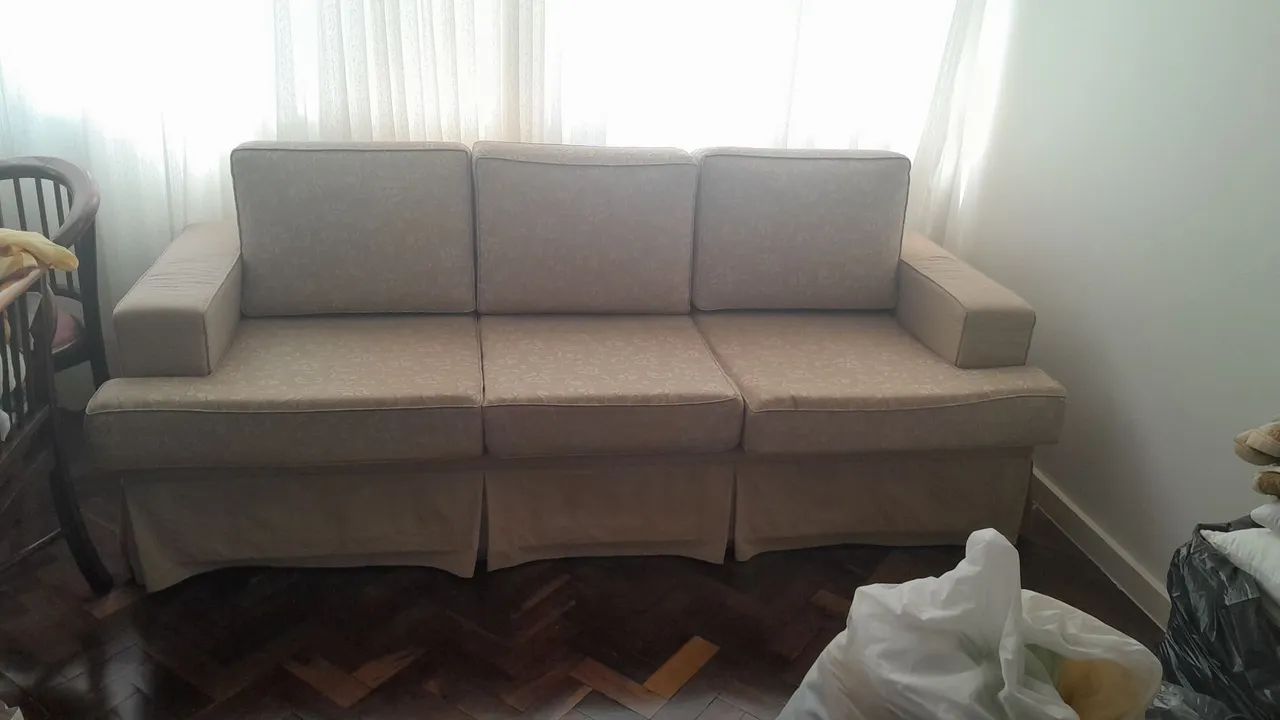Lindo sofá, três lugares, cor neutra. - Foto 4