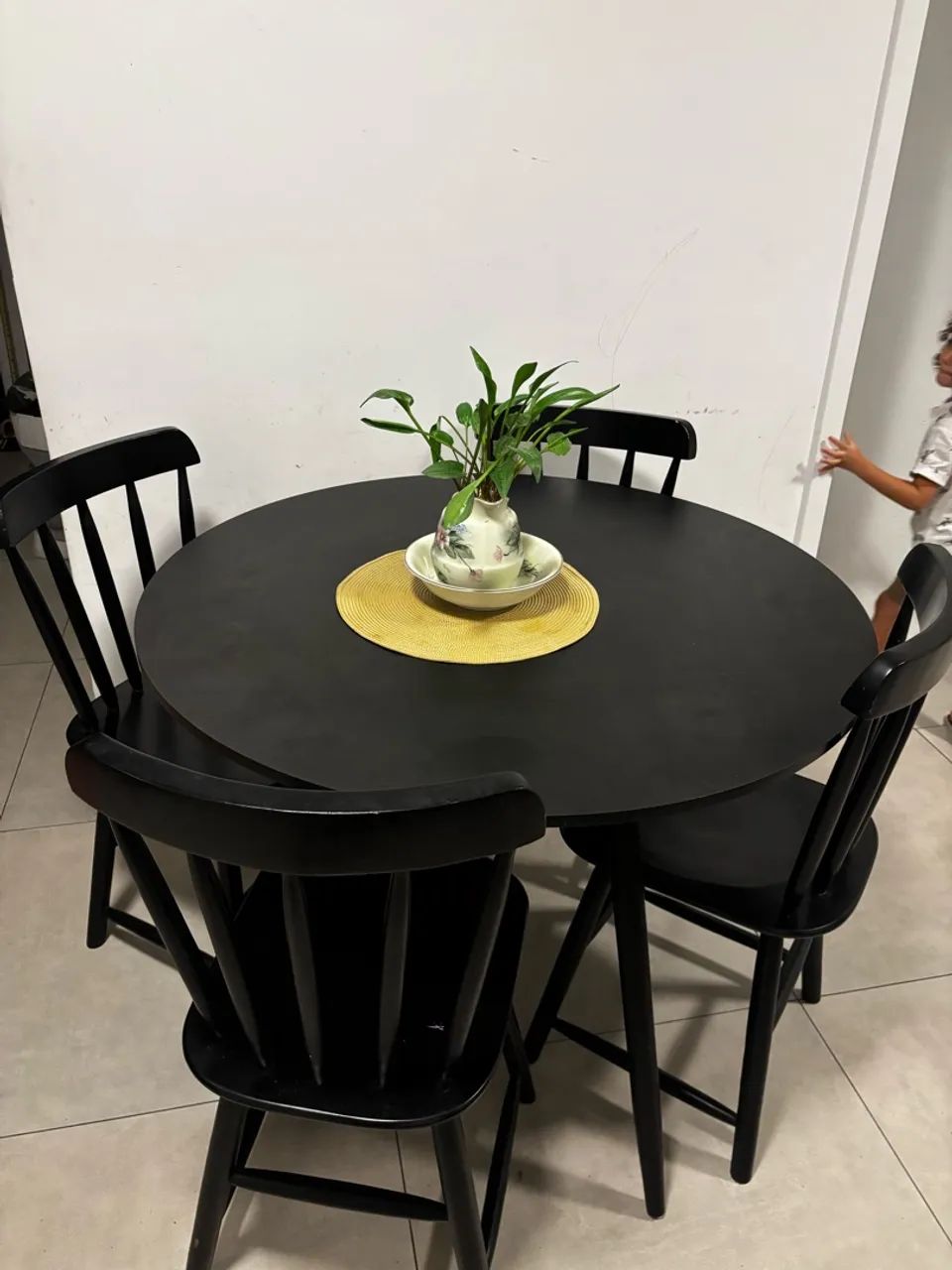 Jogo de mesa e cadeiras 