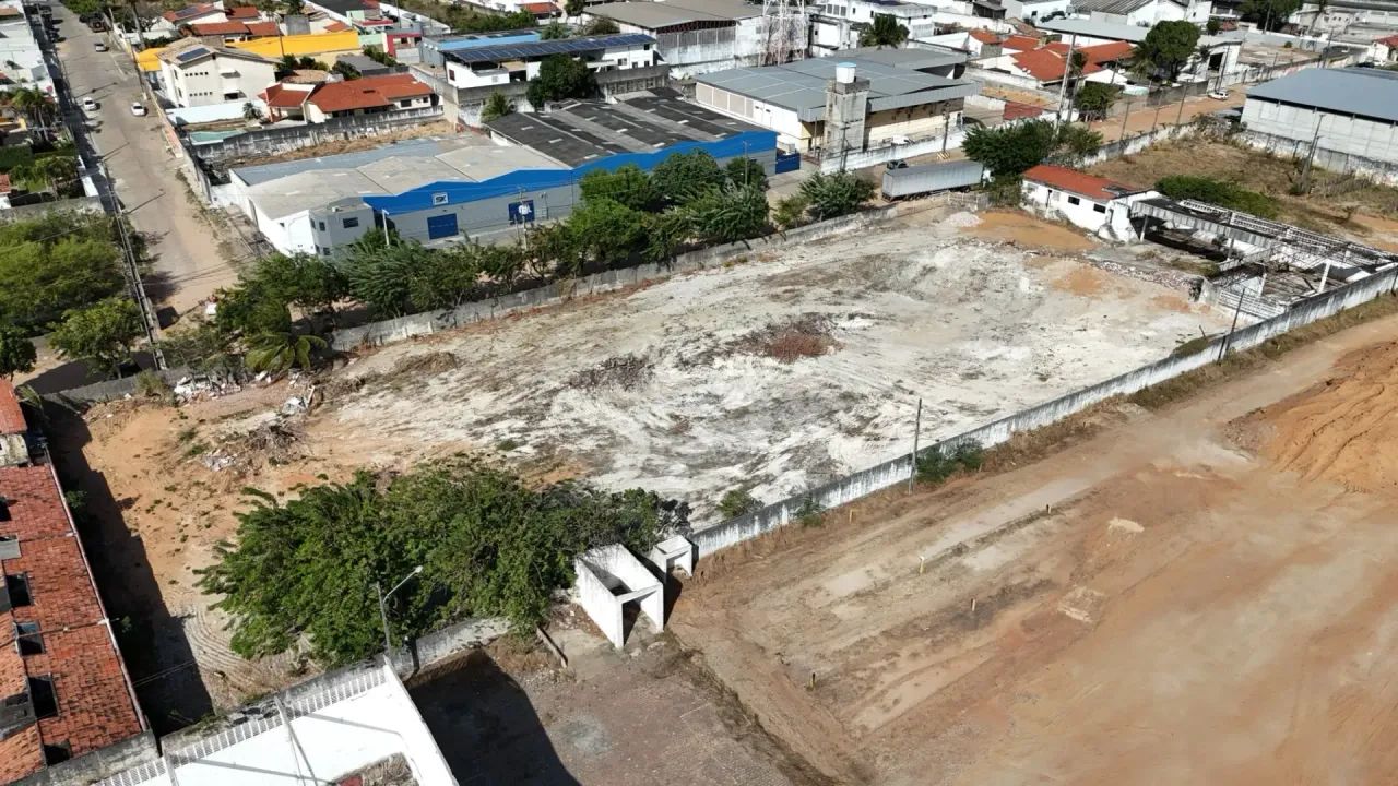 Aluga - se Terreno de 6.841 m2 - Candelária - Foto 3