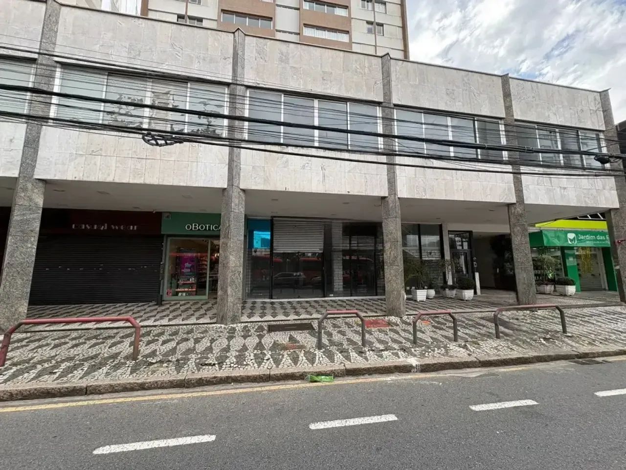 Ampla loja no miolinho do Juvevê com 431m²
