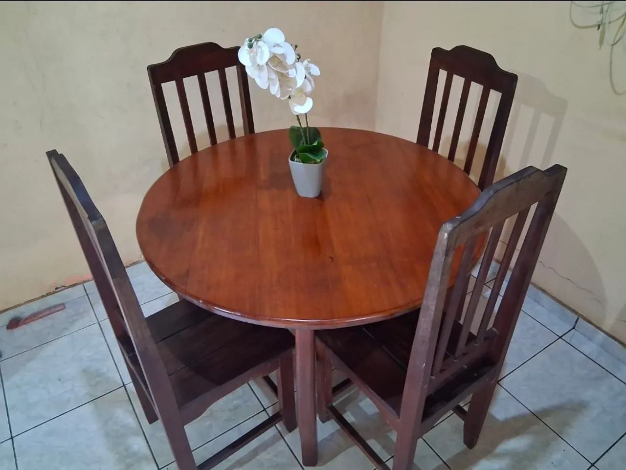Jogo de mesa e 4 cadeiras em madeira de lei.  - Foto 2