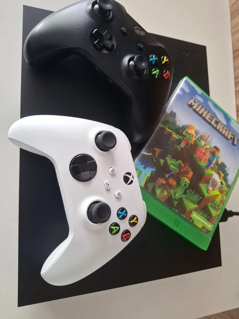 Xbox One X + 2 Controles e Jogo - Foto 2