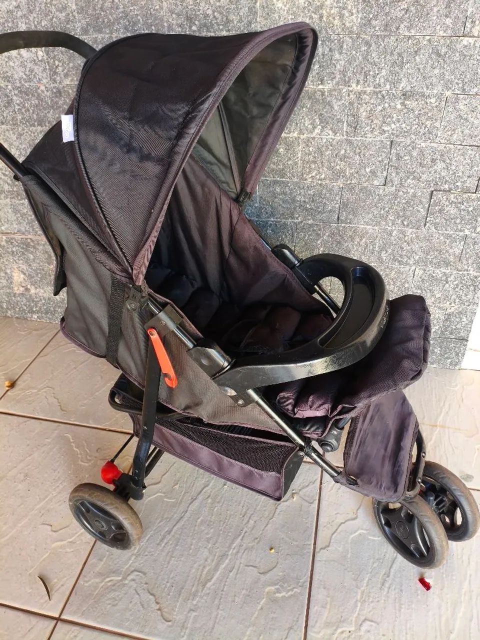 Carrinho de bebê com bebê conforto 
