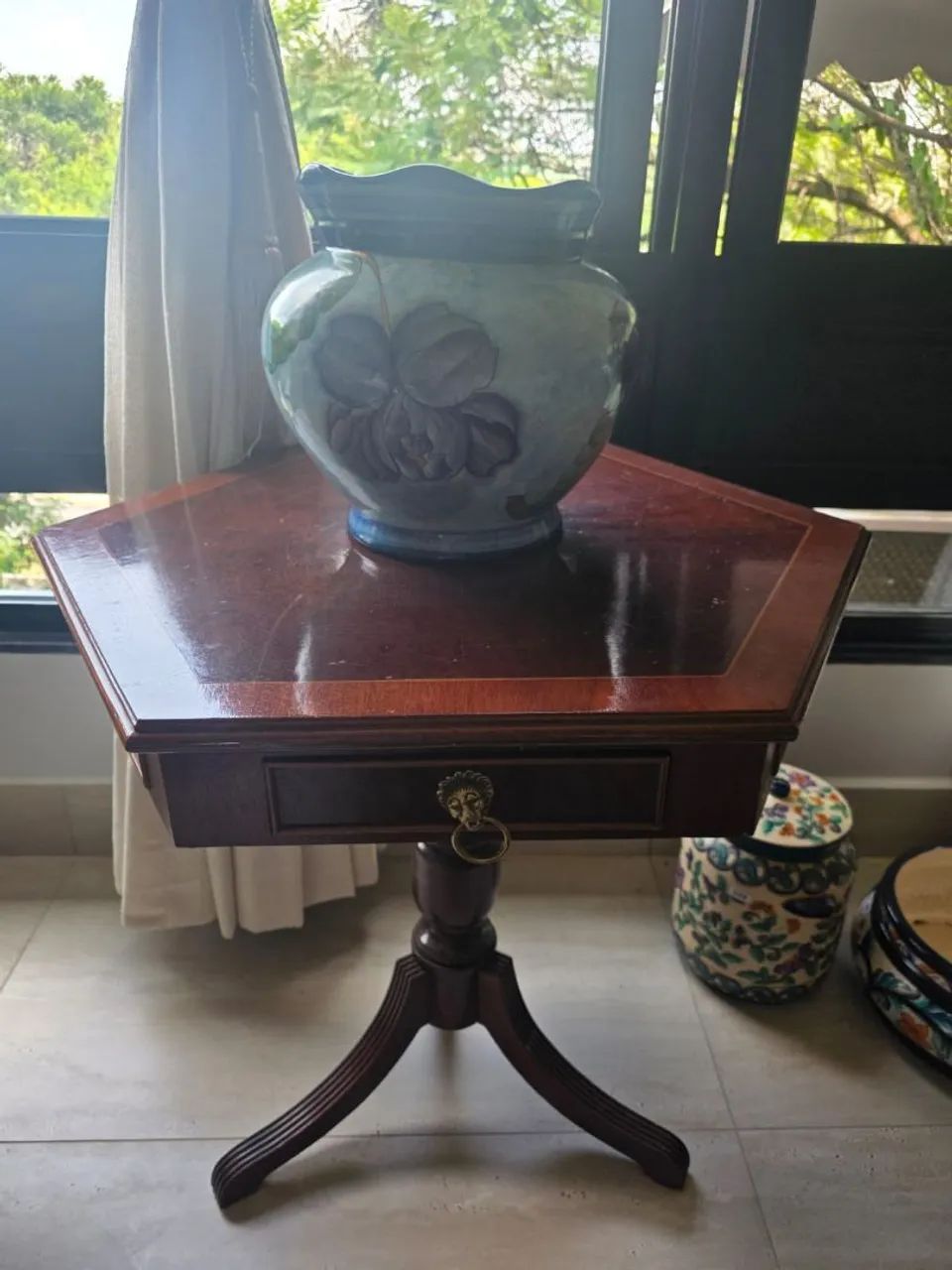 Mesa apoio hexagonal madeira com gavetas vintage - Foto 2